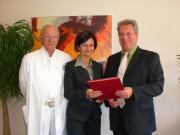 Kooperationsvertrag: von r. nach l. Andreas Grahlemann, Geschäftsführer des Klinikums Hoyerswerda, Simone Weber, Geschäftsführerin der Niederlausitz Klinikum Gmbh, Dr. med. Diethard Stuermer, Ärztlicher Direktor des Klinikums Hoyerswerda.
Foto: Klinikum