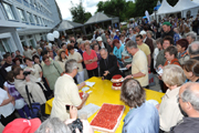 Geschäftsführer Andreas Grahlemann und Oberbürgermeister Stefan Skora beim Verteilen der Torte
Foto: Andreas Rümcke Foto