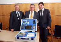 Telemedizinzentrum Lausitz: Mit diesem Koffer ausgestattet, kann der Patient seine Gesundheitsdaten an das Zentrum �bermitteln. v.r.n. li: Dr. Axel Wehmeier, Deutsche Telekom, Frank Michalak, AOK Nordost, Vorstandsvorsitzender, Vorstand Getemed
Foto: CTK