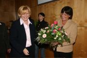 Blumen fr die Ministerin. (li. CTK-Geschftsfhrerin Heidrun Grnewald)
Foto: paulenz/ctk
