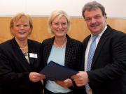 Übergabe Fördermittelbescheid: Gesundheitsministerin Dagmar Ziegler (Mitte), Heidrun Grünewald, OB Frank Szymanski. Foto: Ramisch/ctk Foto