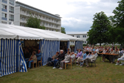 Andrang beim  Operettenkonzert im Klinikum-Park. Nicht alle fanden im Zelt Platz.
Foto: Carolin M�ller