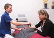 Auf die individuellen Bedürfnisse hin werden spezielle Begleittherapien zusammengestellt. Hier: Ultraschalltherapie
