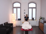 Therapeutin Heike Bartsch: Die gut ausgestatteten Therapieräume laden zum Wohlfühlen ein.