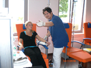 Schwester Nadine gibt Hilfestellung