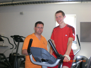 Therapeut Thilo Reinsch arbeitet mit einem Patienten