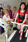 Alexandra unterwegs: Mit einem neuen Laufband für mobilitätsgestörte Kinder und Jugendliche kann die 15-Jährige im Sozialpädiatrischen Zentrum am Carl-Thiem-Klinikum mit Hilfe ihrer Therapeutin laufen lernen.
Foto: CTK/Helbig Foto